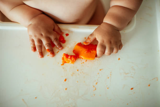 Comment introduire les morceaux dans l’alimentation de bébé : une étape clé en douceur